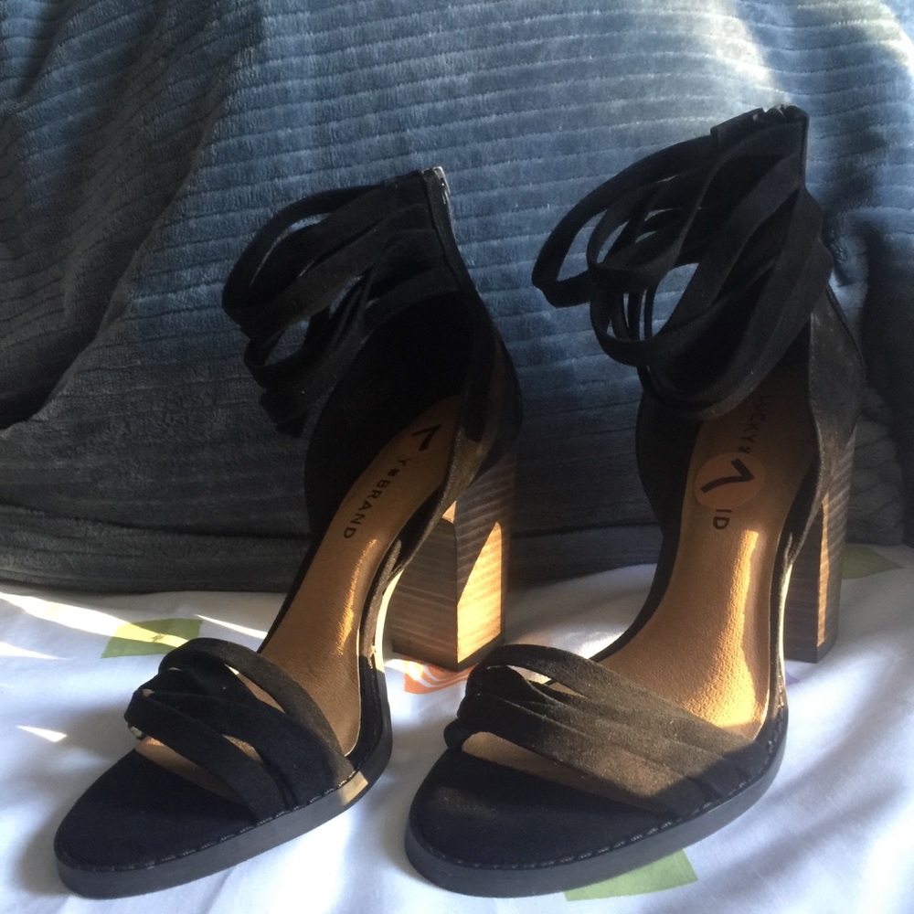 Black Sandal Thick Heel Shoes (new without tag)